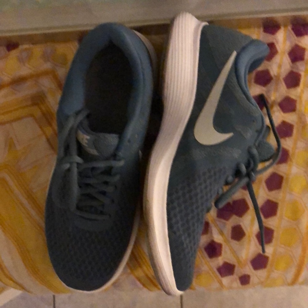 NIKE Teal blue Revolution 4 sneakers Sz 7